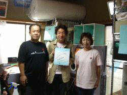 中央が藤田さん、両サイドの私達が製作してます。